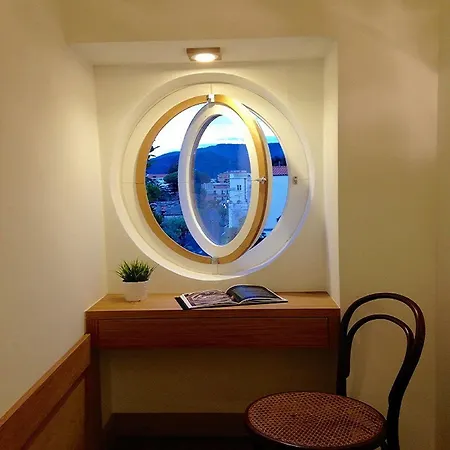 Agora *